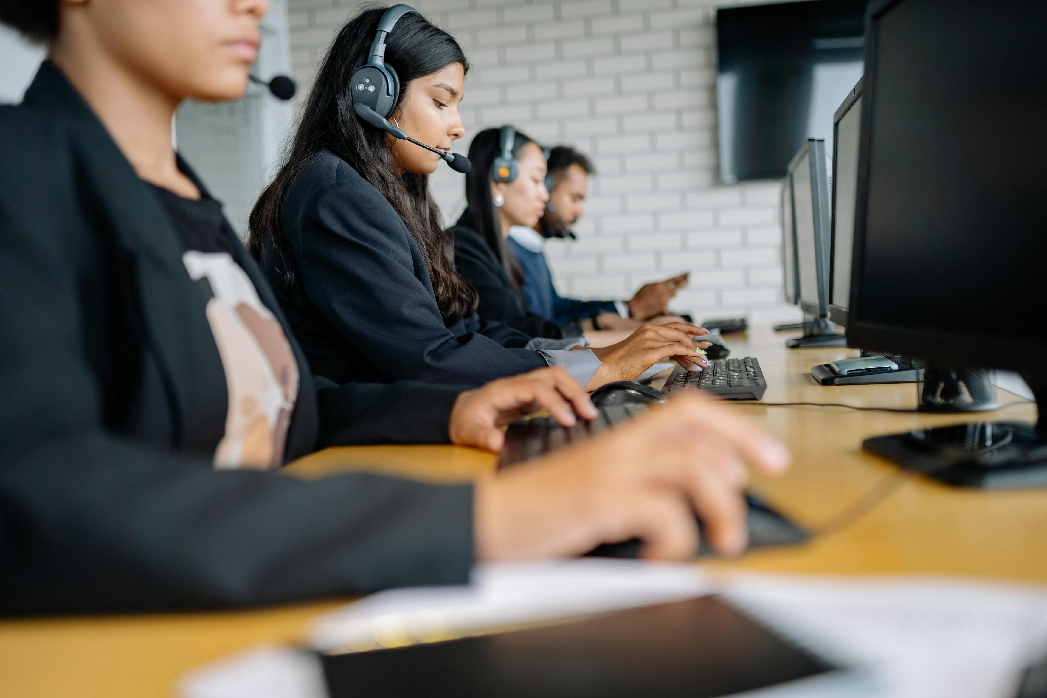 𝐄𝐬𝐬𝐞𝐜𝐢 𝐬.𝐜.𝐚.𝐫.𝐥. svolge attività di telemarketing sia inbound che outbound, e una comprovata esperienza nella gestione sia di attività su prospect che di customer care.