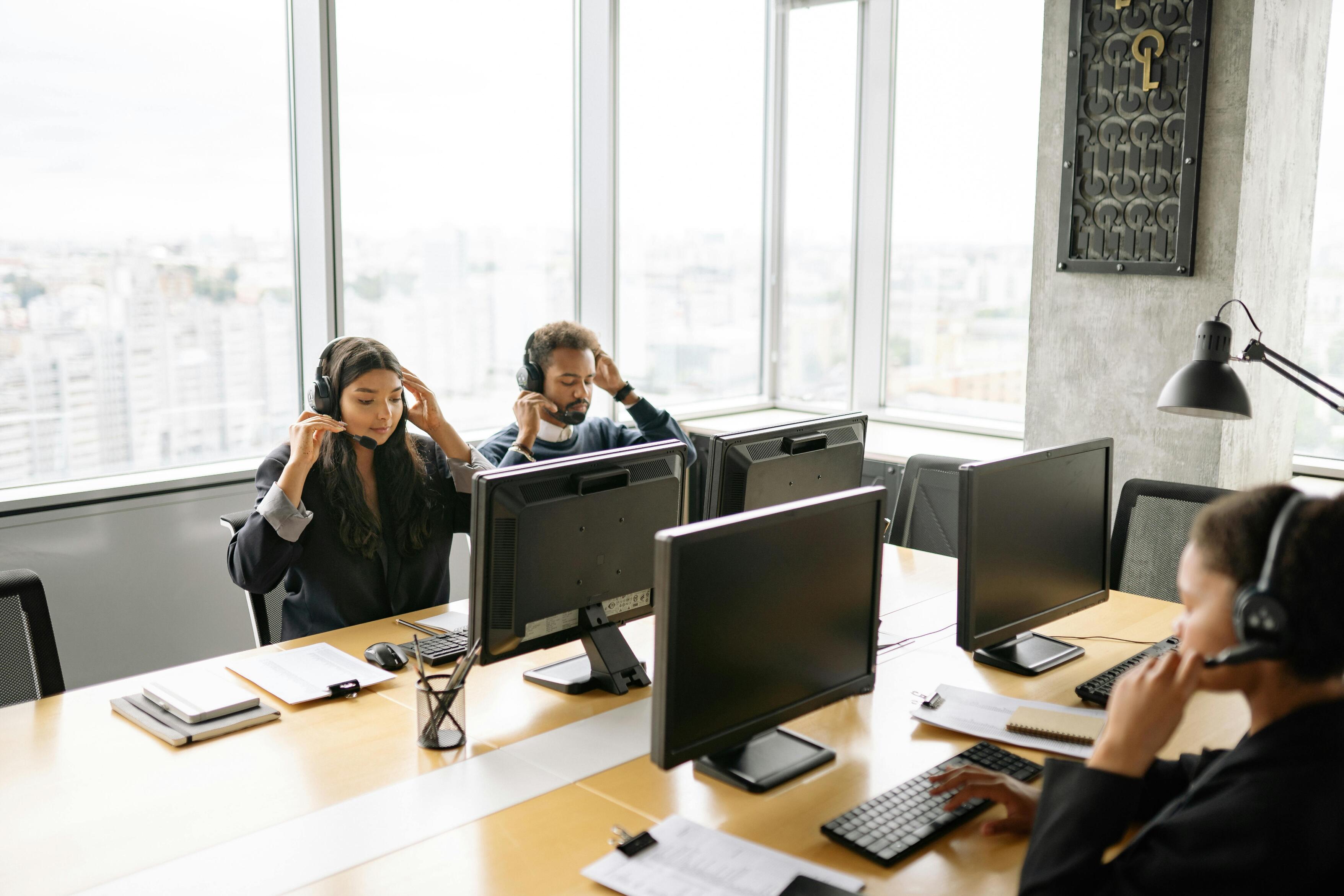 Esseci scarl DIVISIONE CALL CENTER La nostra divisione call center svolge attività di telemarketing sia inboun che outbound.